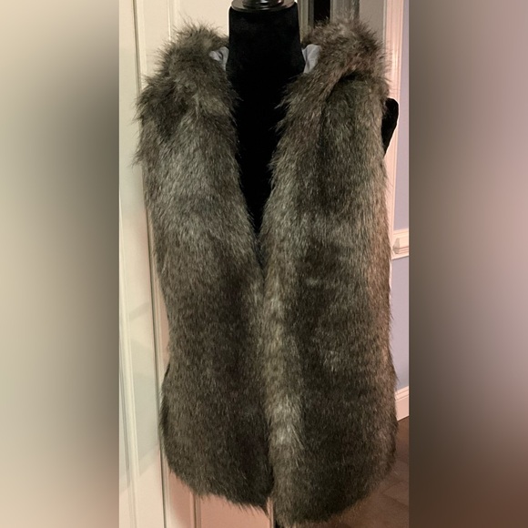 Winter Faux Fur Hooded Vest Lux EUC Jessica Simpson - Picture 5 of 11